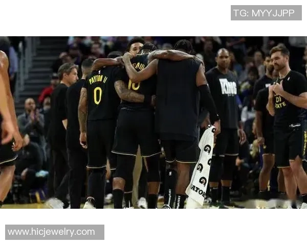 篮球明星意外受伤断腿赛季报销球迷心痛不已引发广泛关注与讨论